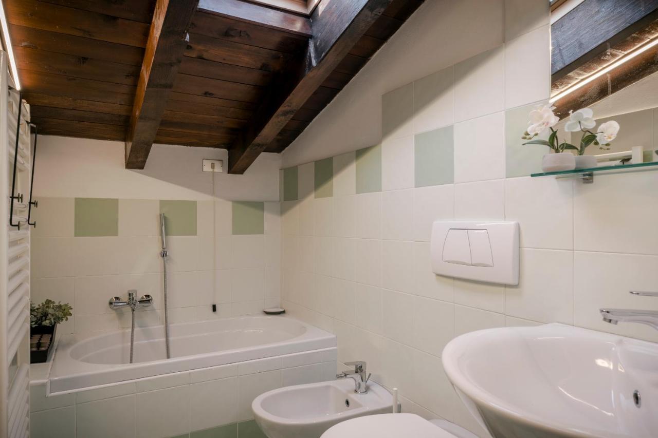 Lovely Mansard Iseo Portelle Holiday With Private Parking And Bike Storage Eksteriør bilde